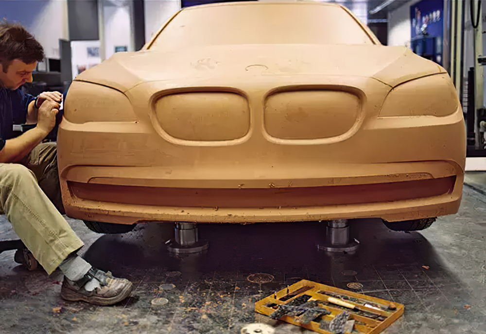 الطين أو الصلصال إحدى أهم خطوات تصميم السيارات لكن مع التطور التقني حالياً لماذا لم تطله الثورة الرقمية الطين في تصميم السيارات