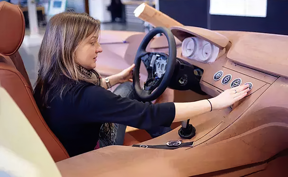 الطين أو الصلصال إحدى أهم خطوات تصميم السيارات لكن مع التطور التقني حالياً لماذا لم تطله الثورة الرقمية الطين في تصميم السيارات