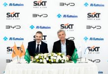 السيد جيروم سايقوت، المدير التنفيذي لشركة الفطيمBYD السعودية، والسيد خوان كارلوس أزكونا، الرئيس التنفيذي لشركة سيكست لتأجير السيارات في السعودية