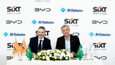 السيد جيروم سايقوت، المدير التنفيذي لشركة الفطيمBYD السعودية، والسيد خوان كارلوس أزكونا، الرئيس التنفيذي لشركة سيكست لتأجير السيارات في السعودية