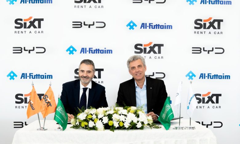 السيد جيروم سايقوت، المدير التنفيذي لشركة الفطيمBYD السعودية، والسيد خوان كارلوس أزكونا، الرئيس التنفيذي لشركة سيكست لتأجير السيارات في السعودية