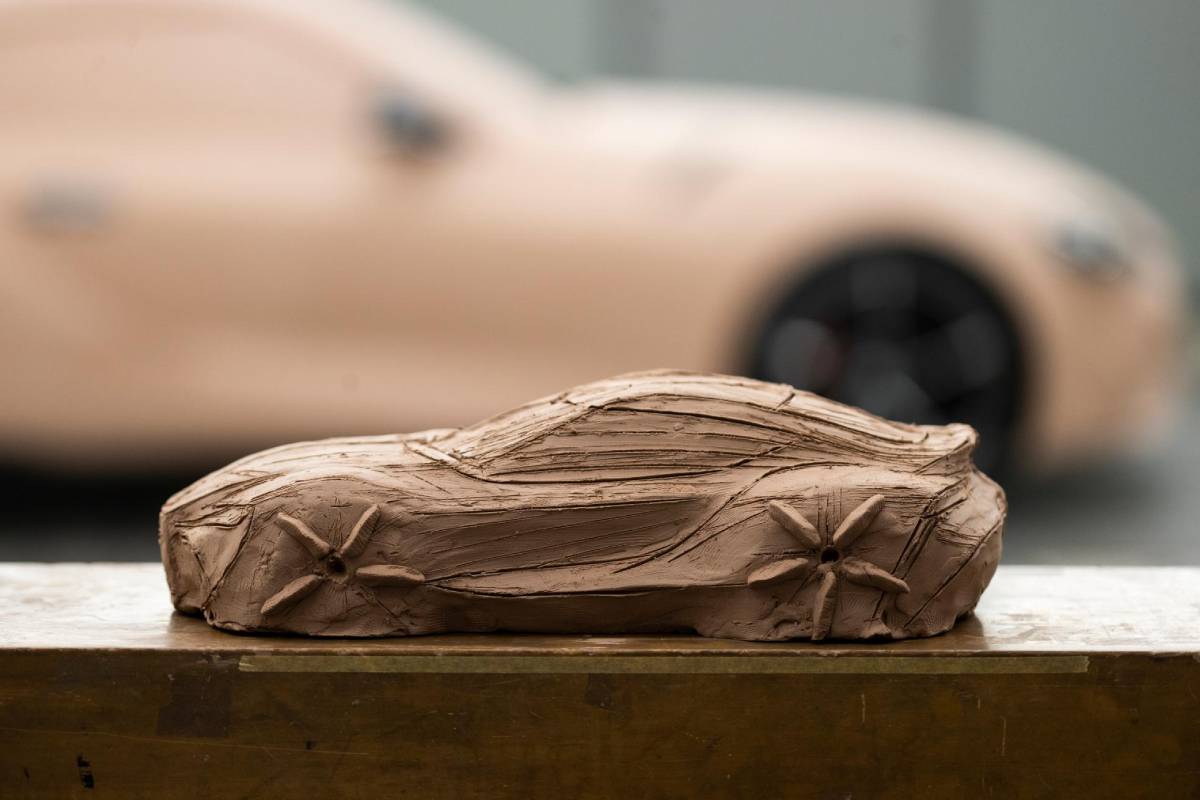 الطين أو الصلصال إحدى أهم خطوات تصميم السيارات لكن مع التطور التقني حالياً لماذا لم تطله الثورة الرقمية الطين في تصميم السيارات