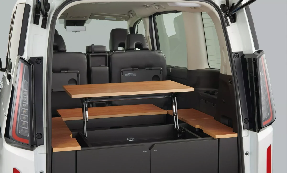 نيسان سيرينا