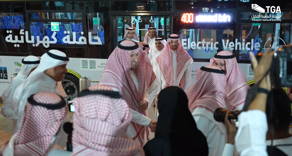 حافلة كهربائية 3 رؤية 2030 | وزارة النقل تطلق أول حافلة كهربائية متطورة في المملكة ضمن توجه وطني للنقل الأخضر