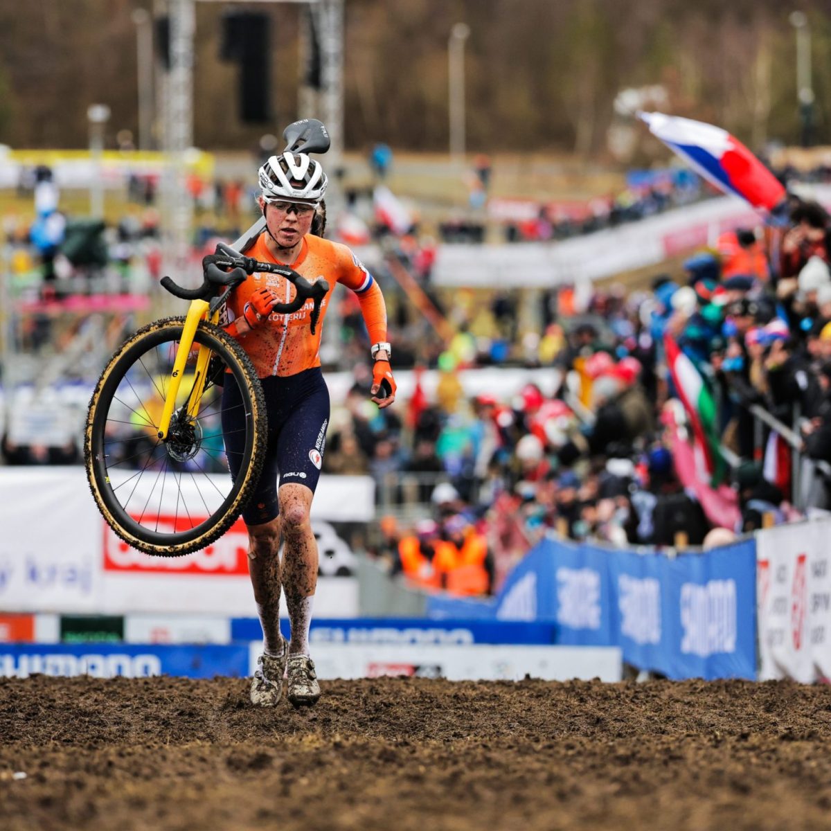 10 5 نخبة الدراجين العالميين في مواجهة الطقس القاسي خلال بطولة العالم للسايكلوكروس UCI 2026