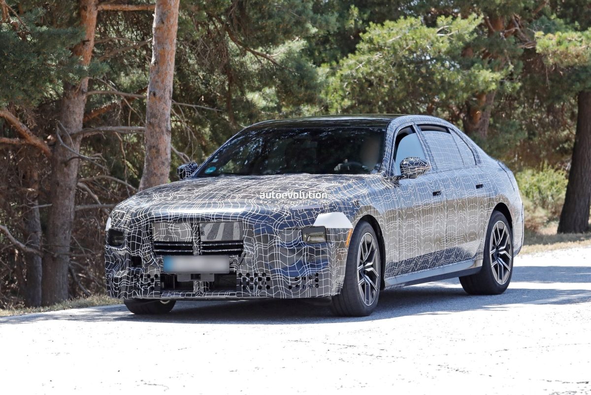 12 4 بي إم دبليو تراجع حساباتها: هل تتخلى عن نظام القيادة الذاتية المعقّد في الفئة السابعة 2027؟