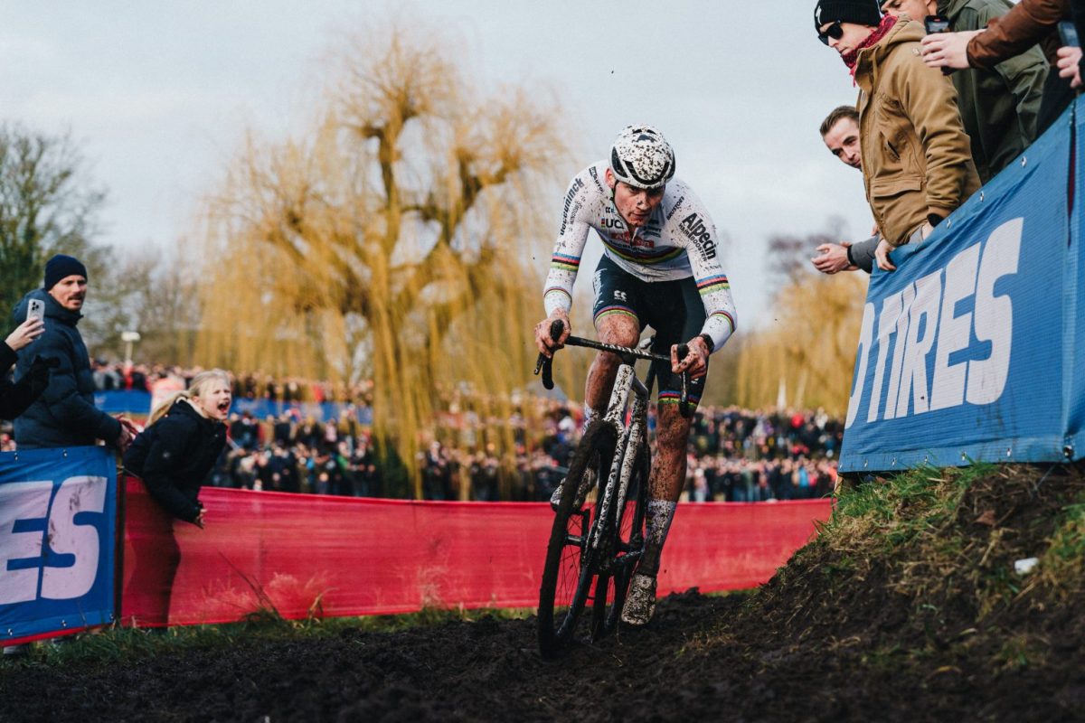 2 16 نخبة الدراجين العالميين في مواجهة الطقس القاسي خلال بطولة العالم للسايكلوكروس UCI 2026