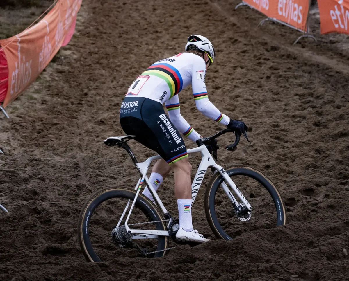 9 4 نخبة الدراجين العالميين في مواجهة الطقس القاسي خلال بطولة العالم للسايكلوكروس UCI 2026