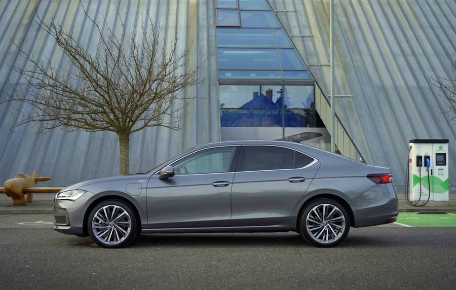 2 3 سكودا تكشف رسميًا عن نسخة محدّثة من سوبيرب الهجينة القابلة للشحن بتقنيات أكثر كفاءة