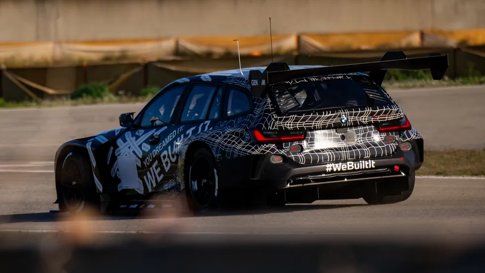 3 11 بي ام دبليو M3 من مزحة إلى أسطورة حلبات! تتحول إلى سيارة سباق حقيقية وتستعد لإبهار العالم