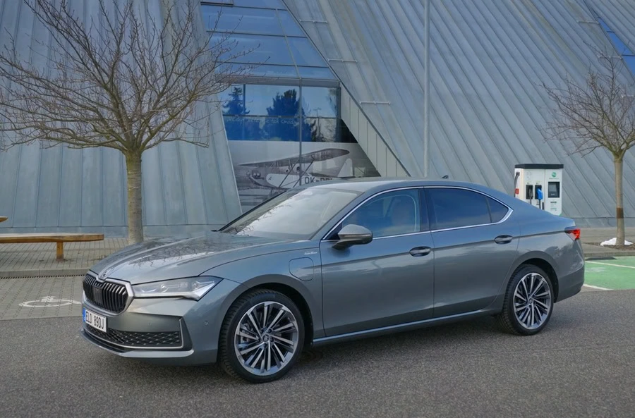 3 2 سكودا تكشف رسميًا عن نسخة محدّثة من سوبيرب الهجينة القابلة للشحن بتقنيات أكثر كفاءة