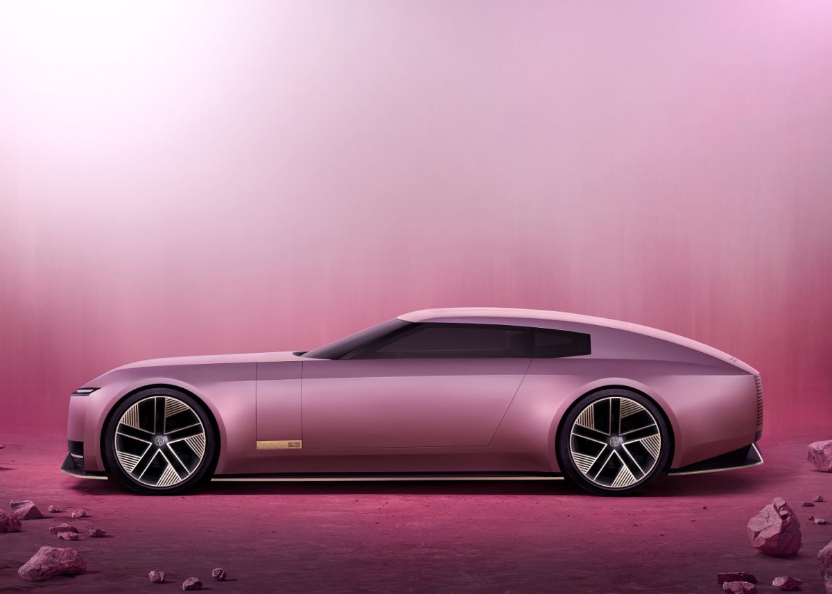 4 9 جاكوار تُحدث زلزالاً داخلياً بإقالة مصمم Jaguar 00 Type بعد الجدل حول هوية Jaguar التصميمية الجديدة