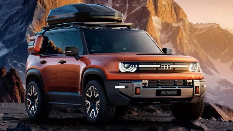 5 2 جيلي تكشف أولى الصور التشويقية لسيارتها الجديدة… تصميم جريء يستلهم ملامح جيلي ويُشعل المقارنات مع لاند روفر ديفندر