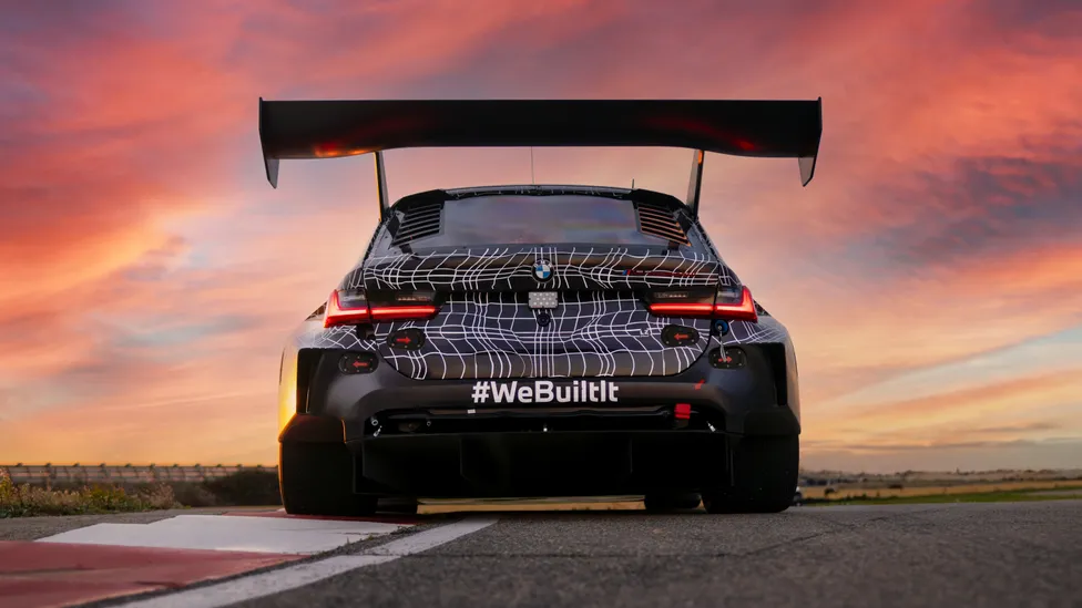 6 5 بي ام دبليو M3 من مزحة إلى أسطورة حلبات! تتحول إلى سيارة سباق حقيقية وتستعد لإبهار العالم