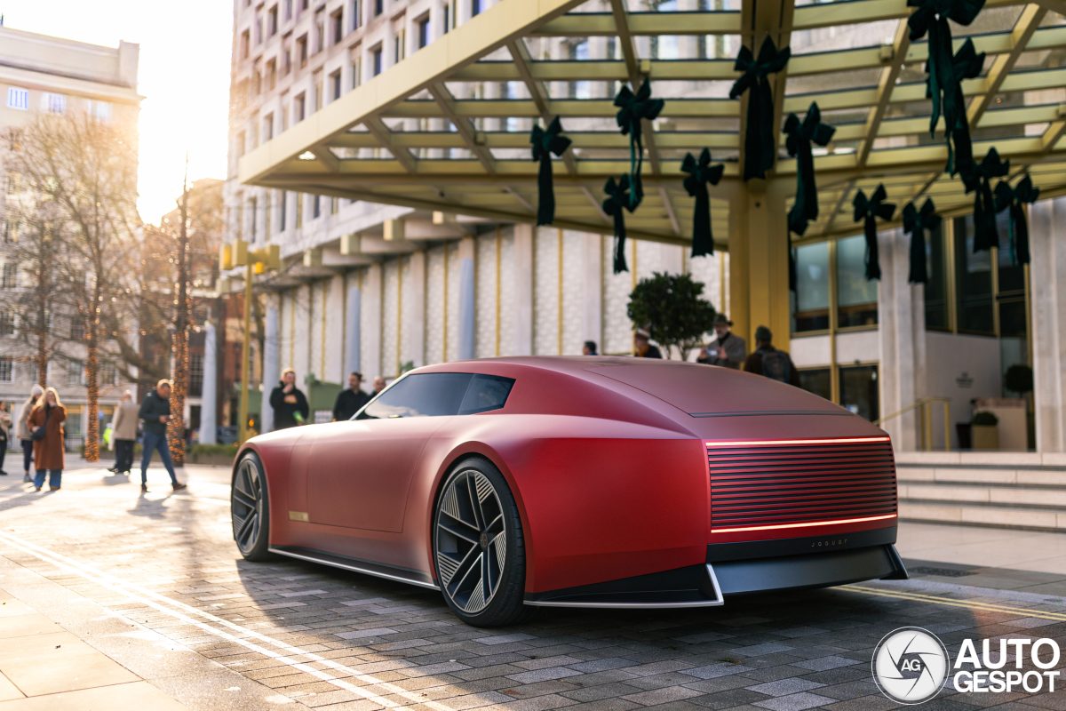 7 10 جاكوار تُحدث زلزالاً داخلياً بإقالة مصمم Jaguar 00 Type بعد الجدل حول هوية Jaguar التصميمية الجديدة