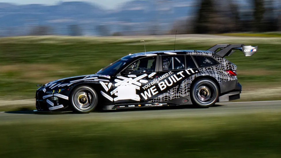 9 3 بي ام دبليو M3 من مزحة إلى أسطورة حلبات! تتحول إلى سيارة سباق حقيقية وتستعد لإبهار العالم