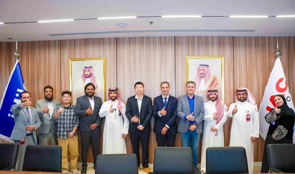 DSC05661 شعاع الشرق" و "iMile" يوقعان اتفاقية توريد سيارات نقل منJAC جاك العيسى