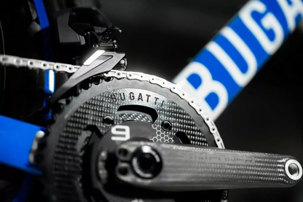 دراجة Bugatti الهوائية بسعر سيارة سيدان جديدة… رفاهية على عجلتين تتجاوز كل التوقعات WhatsApp Image 2026 03 28 at 2.22.44 AM 6 دراجة Bugatti الهوائية بسعر سيارة سيدان جديدة… رفاهية على عجلتين تتجاوز كل التوقعات