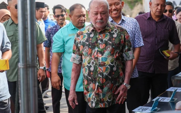 1 ملك ماليزيا يظهر خلف مقود رولزرويس دروب تيل.. السيارة الأغلى في العالم تخطف الأنظار