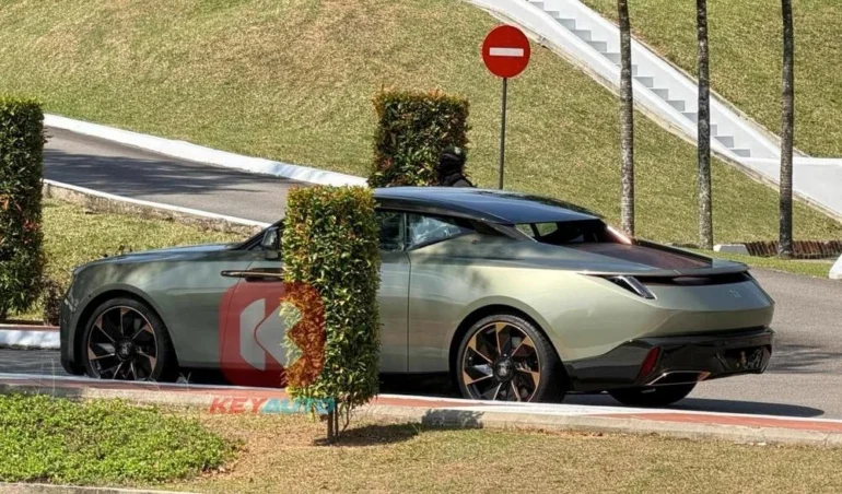 2 ملك ماليزيا يظهر خلف مقود رولزرويس دروب تيل.. السيارة الأغلى في العالم تخطف الأنظار