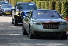 3 1 ملك ماليزيا يظهر خلف مقود رولزرويس دروب تيل.. السيارة الأغلى في العالم تخطف الأنظار