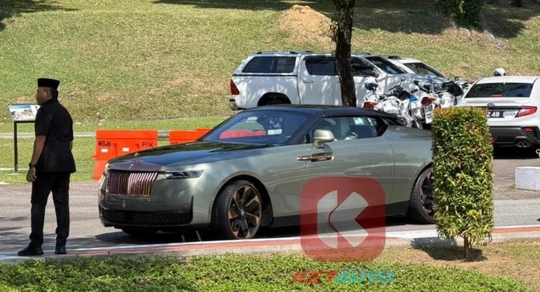 4 ملك ماليزيا يظهر خلف مقود رولزرويس دروب تيل.. السيارة الأغلى في العالم تخطف الأنظار