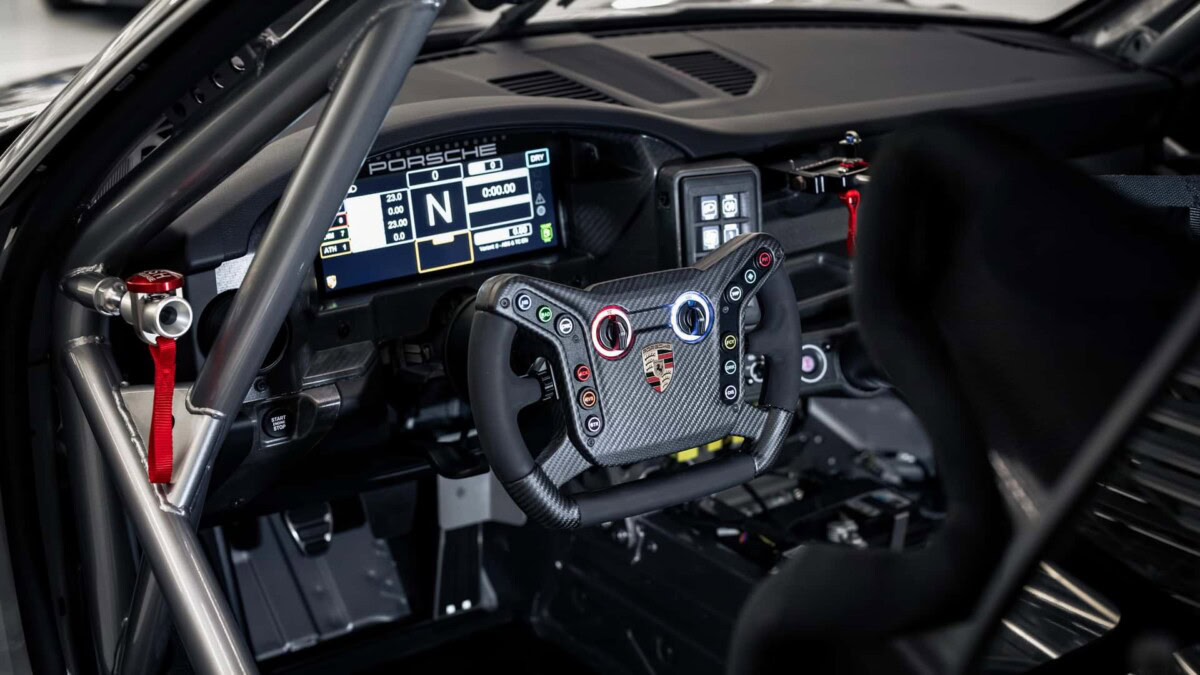 مقود سيارة سباق 1 1200x675 1 بورش تستبدل كايمان بـ911 GT4 R في فئة الأداء المخصص للحلبات