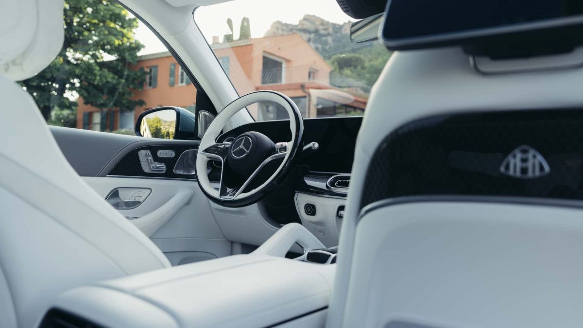 مقود مايباخ مرسيدس مايباخ GLS 680 موديل 2027 تتألق بتحديثات فاخرة وتصميم أكثر حضوراً