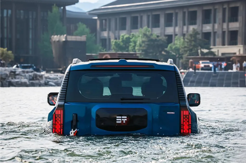 Jetour G700 Water 3 جيتور G700 آرك إديشن تختبر حدود المغامرة.. سيارة SUV تسبح فوق الماء بتقنيات متطورة