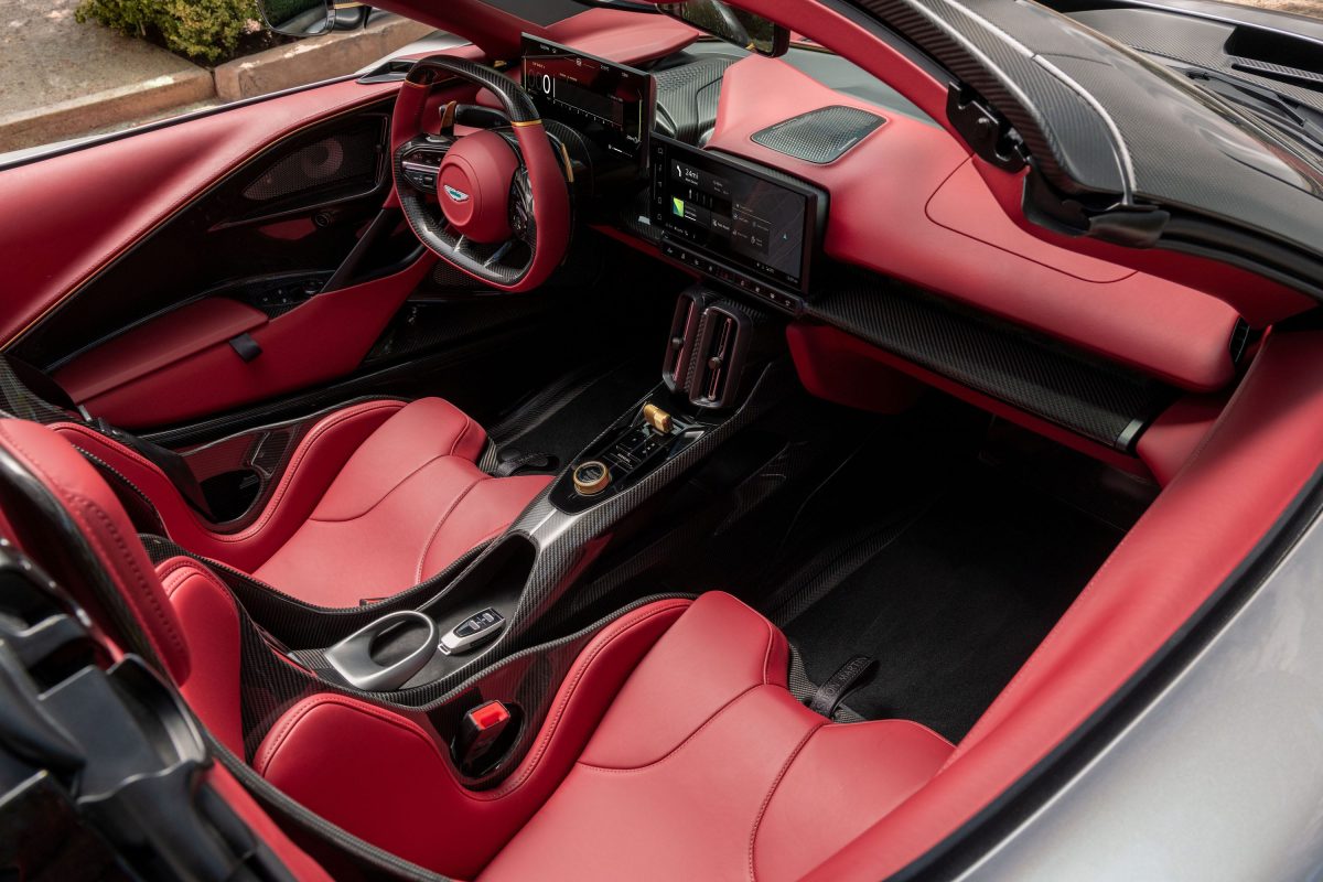 aston martin valhalla 349 1064 1 أستون مارتن فالهالا سبايدر.. أداء خارق بسرعة 349 كم/س وتجربة قيادة مكشوفة