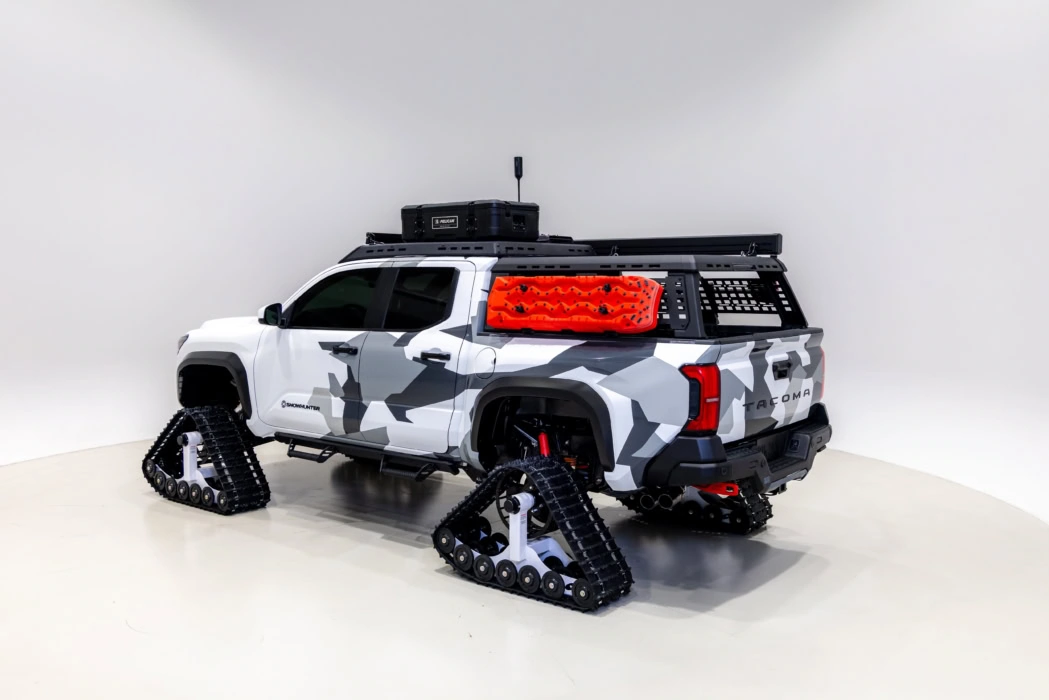 toyota snowhunter 2 1049x700 1 تويوتا تستعرض 5 سيارات بجنازير الثلج بدلًا من الإطارات ضمن مشروع Snowhunter